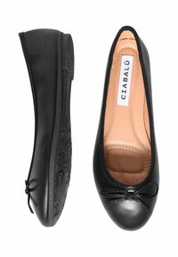 Ballerine in pelle nera con punta arrotondata, un piccolo fiocchetto decorativo e una suola in gomma nera texture. L'interno presenta una soletta imbottita.