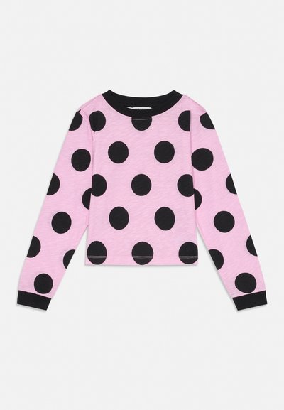 Różowa koszula z długim rękawem w duże czarne grochy, czarny prążkowany kołnierz i mankiety, wyłożona na biały tle.