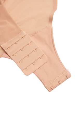 Primer plano de un extensor de sujetador beige con filas múltiples de cierres de gancho y ojo sobre un fondo blanco.