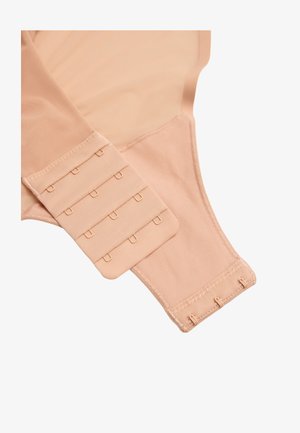 Primer plano de un extensor de sujetador beige con filas múltiples de cierres de gancho y ojo sobre un fondo blanco.