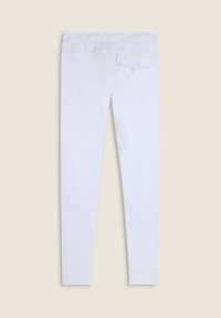 Leggings blancos elásticos con una textura suave, que cuentan con una cintura ancha y elástica y un pequeño bolsillo trasero. Diseño ajustado de longitud completa.