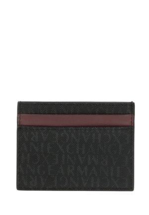 Tarjetero negro con material texturizado, que presenta una destacada franja de acento en burdeos y un patrón de logo en relieve. Diseño delgado y rectangular.