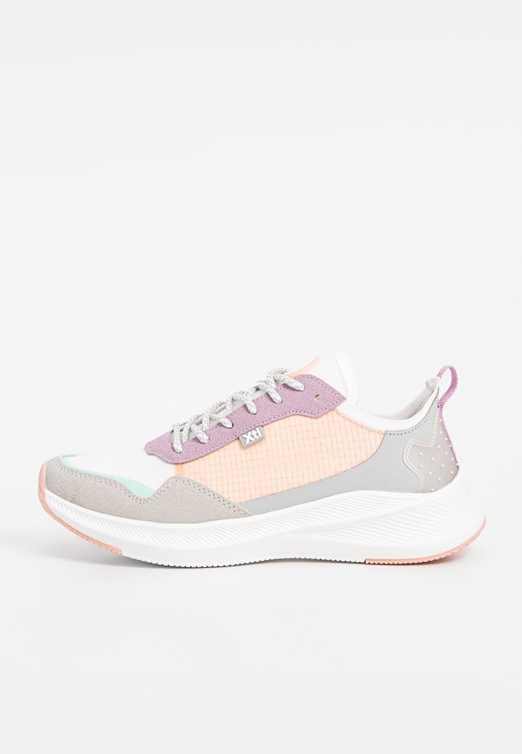 Zapatillas deportivas multicolor que presentan tonos de rosa, lavanda, gris y blanco, con una parte superior texturizada, acento de logotipo y suela acolchada.