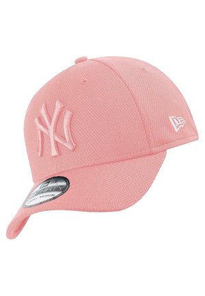Pinkes Netz-Baseballcap mit einem bestickten weißen NY-Logo auf der Vorderseite, ausgestattet mit einem gebogenen Schirm, einem verstellbaren Riemen und einem Logo-Tag an der Seite.