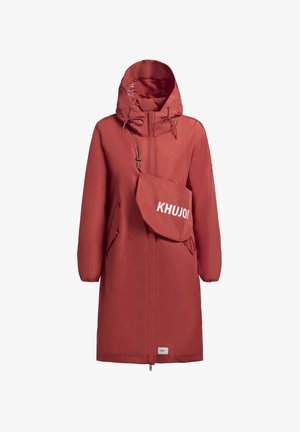 Punane veekindel jope, millel on lukuga sulgemine, reguleeritav kapuuts ja elastsed mansetid. Kaasas detachitav õlakott, millel on logo detail.