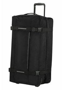 Svart duffelväska med fyrkantig form, tillverkad av slitstarkt tyg. Har blixtlås, remmar och ett teleskophandtag för enkel transport.