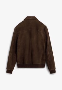 Chaqueta de ante marrón con una textura suave, que presenta un cuello, puños acanalados y un ajuste relajado. El diseño de la espalda incluye un detalle de costura.