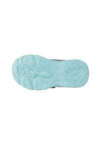 Schuhsohle in Hellblau mit strukturiertem Grip-Muster, das verschiedene Formen und Rillen für eine gute Traktion aufweist. Keine sichtbaren Marken oder Akzente.
