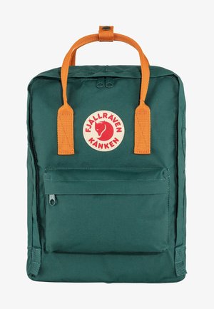 Fjällräven Kanken Rucksack in Dunkelgrün mit orangefarbenen Griffen, rechteckigem Design, vorderer Reißverschluss-Tasche und runder Logopatch. Strapazierfähiges Material.