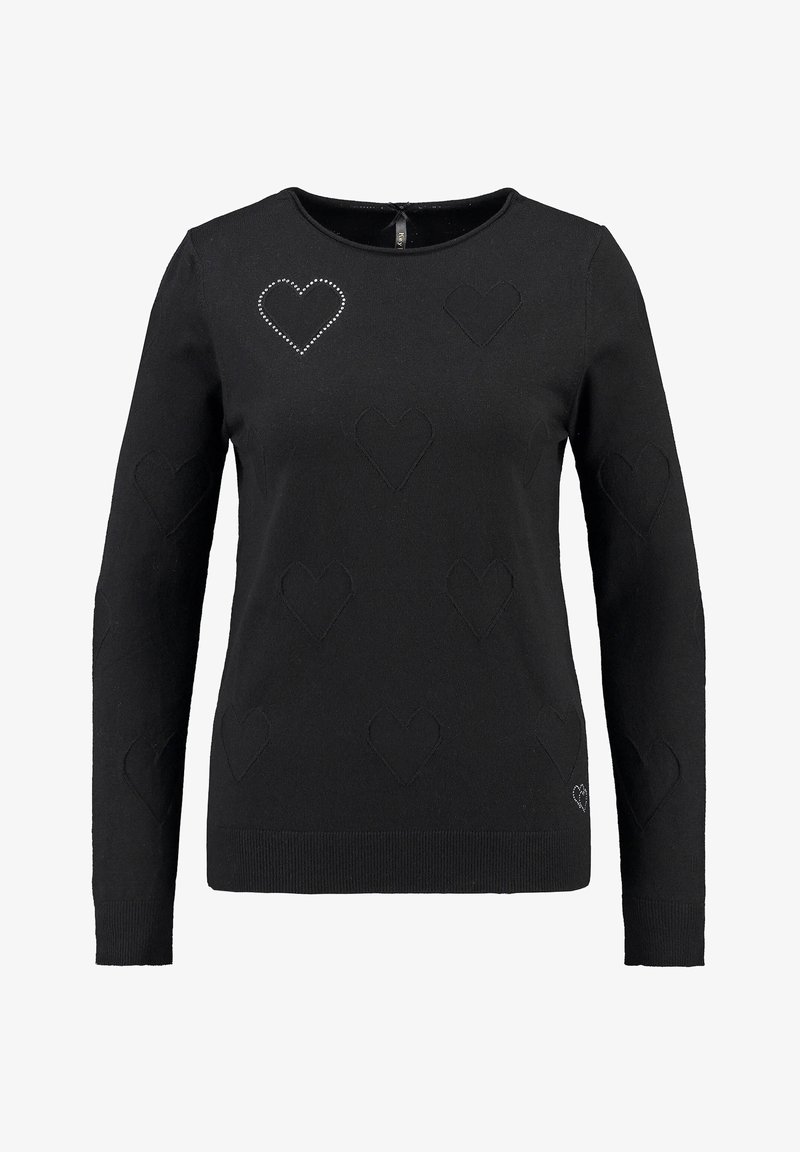 Schwarzer Pullover mit langen Ärmeln, der erhabene Herzmuster aufweist, und einem Herzen, das am oberen linken Rand mit kleinen silbernen Nieten umrandet ist.