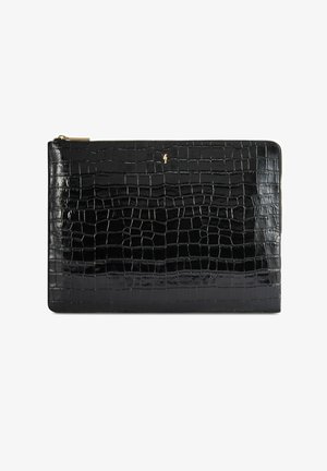 Czarna prostokątna kopertówka o fakturze krokodyla, z złotym suwakiem na górze i małym złotym emblematem na środku.