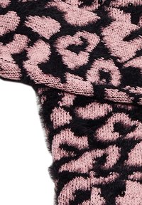 Stickad tröja med ett mönster av leopardtryck i rosa och svart, med en mjuk textur och framträdande mörka accenter på en ljus bakgrund.