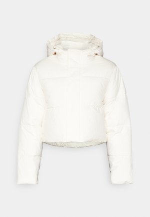 Giacca imbottita bianca crop con cappuccio, caratterizzata da un design trapuntato, texture liscia e chiusura frontale con zip. Cuciture rinforzate visibili.