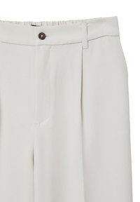Pantaloni plissettati di un beige chiaro con elastico in vita, una tasca frontale e un dettaglio decorativo con bottone. Tessuto dalla texture liscia.