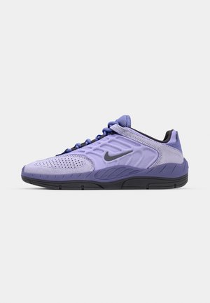 Baskets de sport violettes avec un dessus en mesh perforé, un col rembourré et une semelle en caoutchouc texturée pour une meilleure adhérence, rehaussées d'un logo noir.
