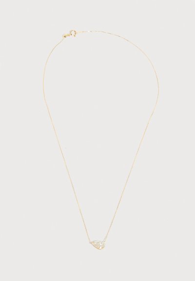 Λεπτό χρυσό αλυσίδα κολιέ με ένα μόνο, αχλαδόσχημο, διαυγές πολύτιμο λίθο ως μενταγιόν στο κέντρο πάνω σε λευκό φόντο.