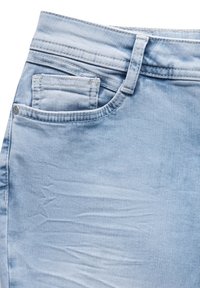 Helt bleka ljusblå denimjeans med en standard femficksdesign, bälteshällor och synliga sömsdetaljer med en mjuk yta.