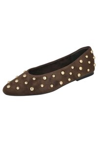 Zapato plano de ante marrón adornado con tachuelas doradas, con puntera redondeada y perfil bajo, que ofrece una textura suave y un detalle decorativo.