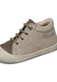 Sneaker in suede beige con punta in pelle marrone scuro, passanti per lacci grigi e lacci verdi. Presenta una suola in gomma testurizzata e un morbido rivestimento interno.