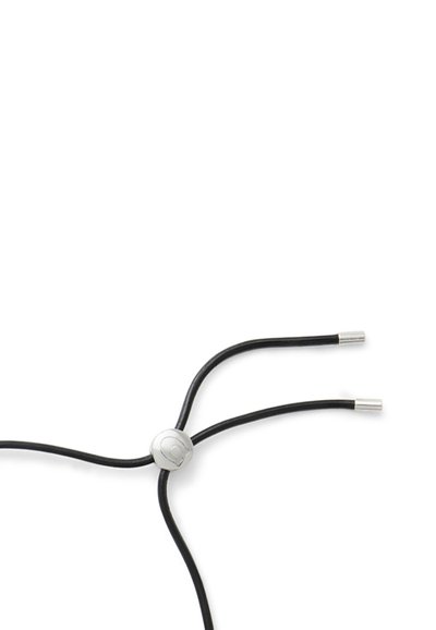 Cordon noir avec un glisseur central en argent et deux extrémités, chacune avec un embout cylindrique en argent. Texture lisse, design simple.
