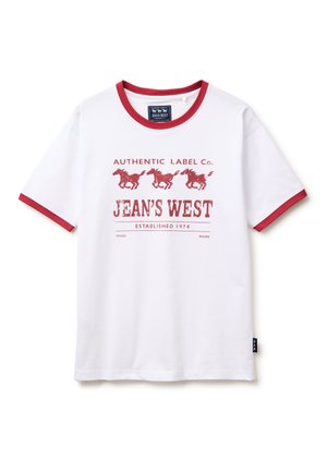 Biała koszulka z krótkim rękawem, z czerwonym kołnierzykiem i wykończeniem rękawów, z czerwonymi grafikami konia oraz napisem „JEAN’S WEST” na przodzie.