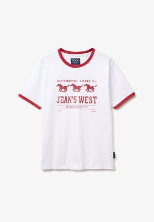 T-shirt blanc à manches courtes avec col et bords de manches rouges, avec une illustration de cheval rouge et le texte "JEAN'S WEST" sur le devant.