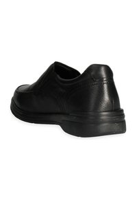 Scarpa slip-on in pelle nera con tomaia testurizzata, colletto imbottito e punta arrotondata. Presenta una suola in gomma per aderenza e comfort.