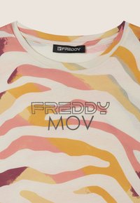 T-shirt a maniche corte in cotone con stampa a righe di zebra multicolore nei toni di rosa, giallo e azzurro chiaro. Logo "FREDDY MOV" in grigio.