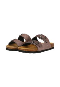 Två öppna sandaler med tån som har ett glittrande rosa material med justerbara spännen, korkfotbädd och sula av svart gummi.