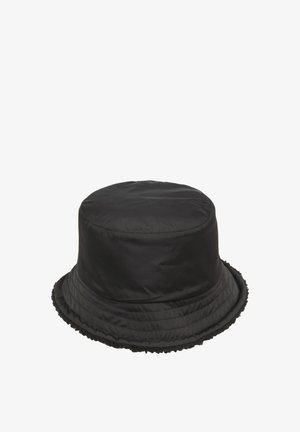 Cappello a secchiello nero realizzato in tessuto liscio con una visiera a coste accentuata da un bordo testurizzato. Parte superiore rotonda con una forma strutturata.