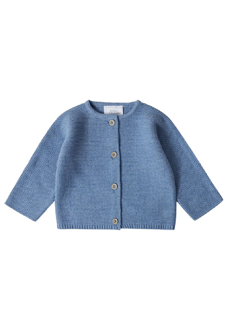 Gestrickter Baby-Cardigan in Hellblau mit rundem Hals, langen Ärmeln und fünf Holzknöpfen auf der Vorderseite. Texturiertes Muster im gesamten Design.