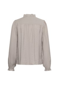 Lys taupe langærmet bluse med en flæset krave og elastiske manchetter. Har en samlet rygstykkesamling og et blødt, tekstureret stof.