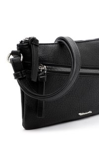 Borsa a tracolla in pelle nera con chiusura a zip, superficie testurizzata, manico per il polso e ferramenta in tonalità argento. Forma compatta e rettangolare.