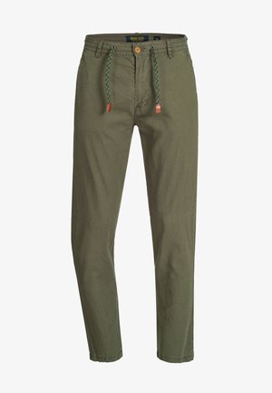 Pantaloni in cotone verde oliva con vestibilità dritta, caratterizzati da chiusura a bottone, cordoncino intrecciato e logo discreto sulla vita.