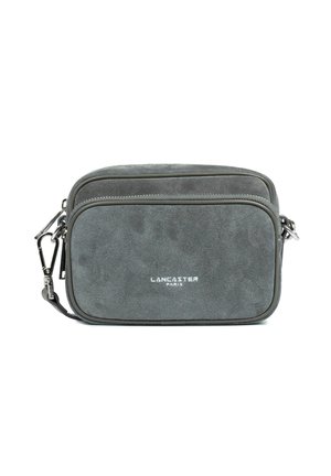 Borsa a tracolla grigia in suede con due scomparti con zip, hardware argentato e logo "Lancaster Paris" sulla tasca frontale.