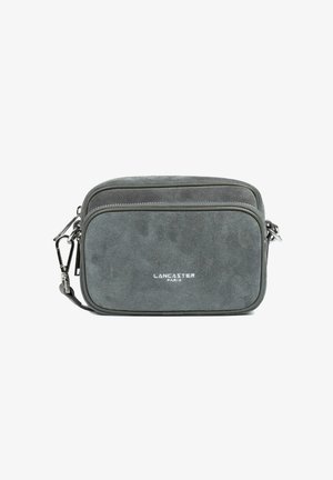 Grau Wildleder Umhängetasche mit zwei Reißverschlussfächern, silberner Hardware und "Lancaster Paris"-Logo auf der Vorderentasche.