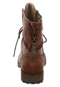 Bottine en cuir marron avec une surface texturée, à lacets et fermeture à glissière, accents en métal et talon empilé.