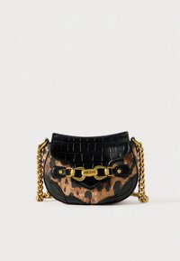 Kleine handtas met een basis van stof met luipaardprint en een zwarte klep met krokodillenstructuur. Voorzien van gouden hardware en een kettingriem.