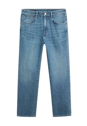 Jean en denim bleu clair à jambes droites avec bouton sur le devant, fermeture éclair, passants pour ceinture et design cinq poches sur fond blanc.