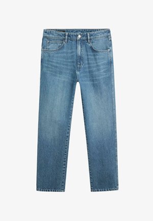 Jean en denim bleu clair à jambes droites avec bouton sur le devant, fermeture éclair, passants pour ceinture et design cinq poches sur fond blanc.