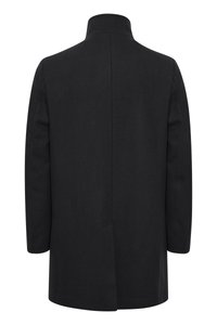 Manteau en laine noire avec un col montant et une coupe droite. Il dispose d'une fente au dos pour faciliter les mouvements. Texture unie sans embellissements visibles.