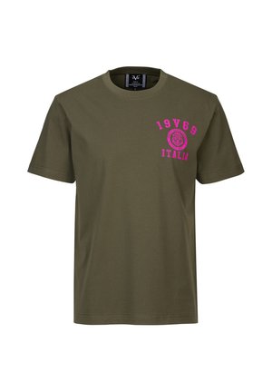 Olive green short-sleeve T-shirt with bright pink "19V69 Italia" and lion emblem printed on the upper left chest.
