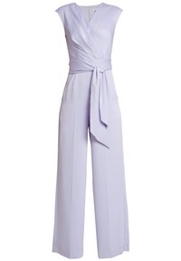 Lavendel jumpsuit med omslag, korta ärmar, knytdetalj i midjan, vida byxor och en diskret bakdragkedja. Slätt, lätt tyg.