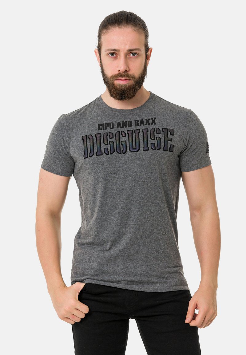 Graues Kurzarm-T-Shirt mit "CIPO AND BAXX DISGUISE" in kontrastierender schwarzer Schrift gedruckt. Der Stoff wirkt glatt und schmiegt sich eng an den Körper.