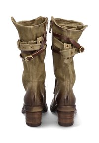 Ruskot ja oliivinvihreät nahkaiset polvimittaiset saappaat, joissa on teksturoitu pinta, sivuvetoketjut, hihnat, soljet ja kerrostettu korkodesign.
