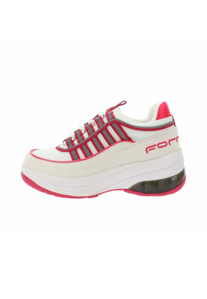 Basket blanc avec des accents rayés rouges et gris, une semelle rembourrée et une unité d'air transparente dans le talon. Lacets intégrés dans le design.