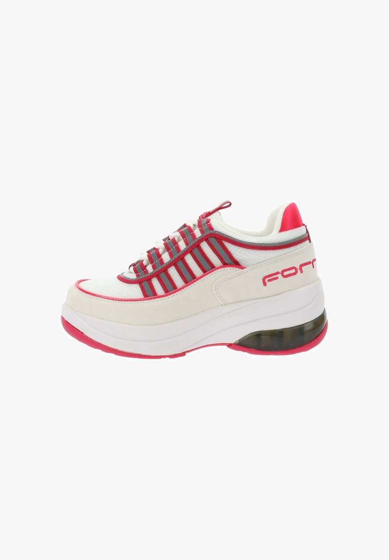 Basket blanc avec des accents rayés rouges et gris, une semelle rembourrée et une unité d'air transparente dans le talon. Lacets intégrés dans le design.