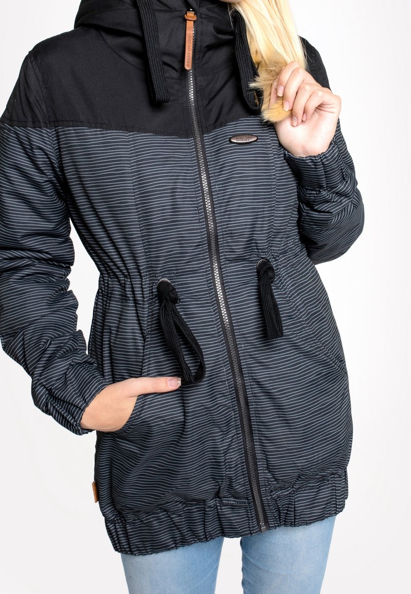 Padded jacket z czarną górą i szarym paskowanym dołem. Posiada kaptur, regulację w talii, zamek błyskawiczny oraz boczne kieszenie.