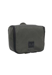 Borsa da toeletta in tessuto testurizzato verde scuro, con chiusura a zip, patch con logo frontale e un anello superiore per appendere, caratterizzata da un design rettangolare.