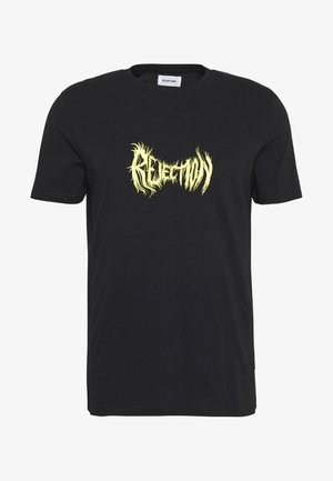 Schwarzes T-Shirt mit kurzen Ärmeln und gelbem, stilisiertem Text "REJECTION" zentral auf der Brust, mit rundem Halsausschnitt und einem Yourturn Markenlabel.